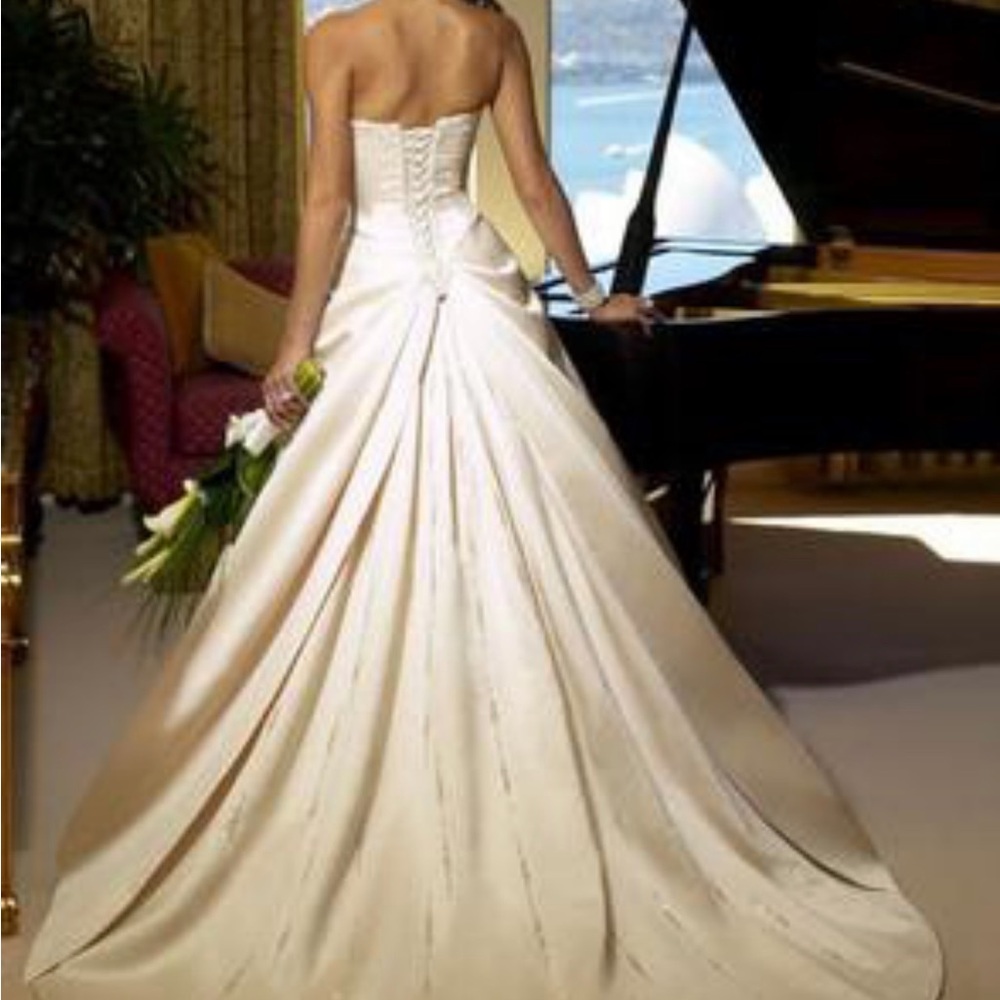 Maggie Sottero White Pleated Sweetheart Gown - Picture 6 of 9